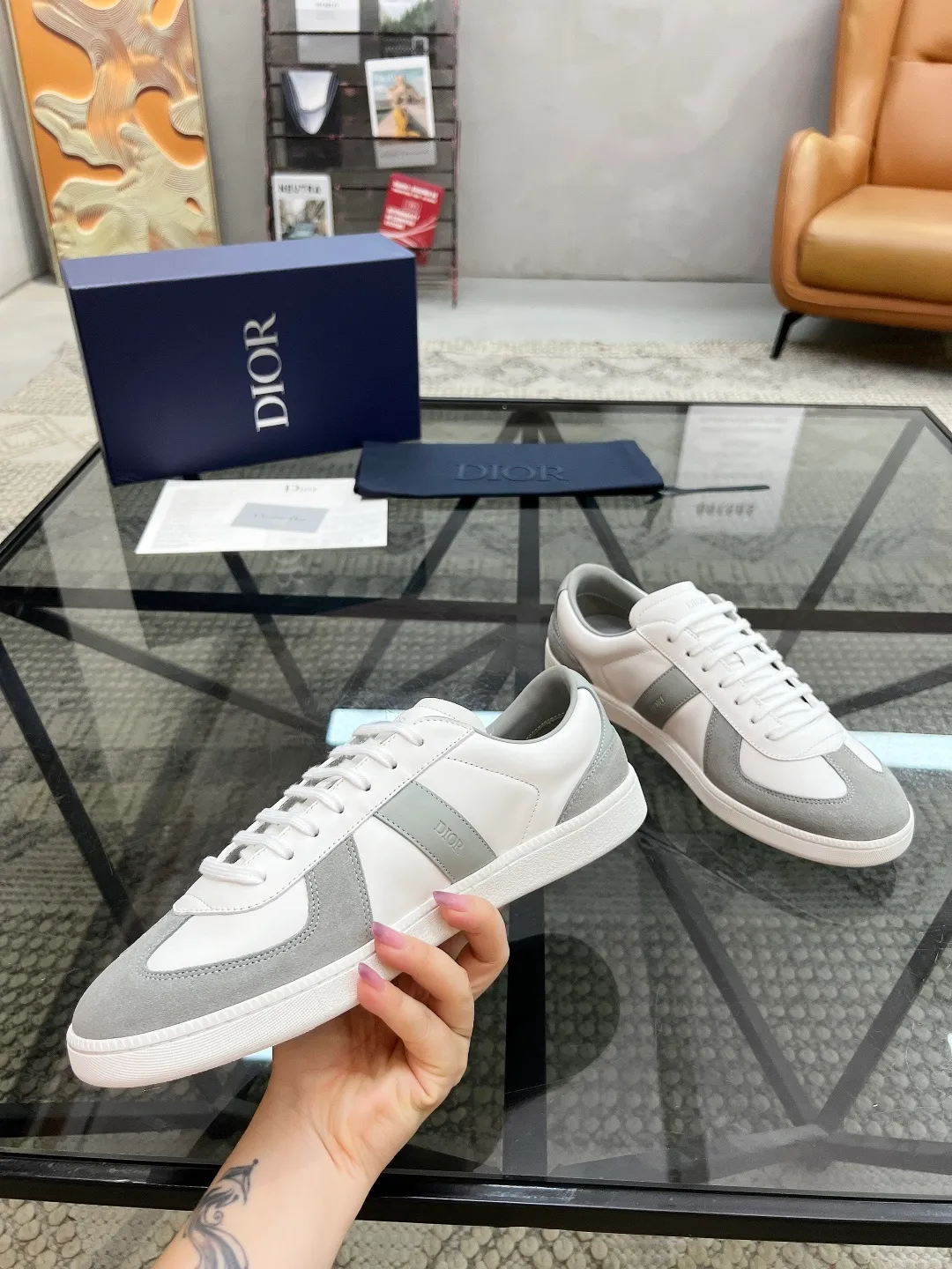 Men's Men's Shoes 💰400【New Style】🍿🍿𝐃𝐢𝐨* — Dior. Dior's new casual sneakers define your fashionable pace. They boldly use innovative technological fabrics to create a futuristic silhouette. The light and breathable mesh material, combined with the unique texture coating process, presents a refreshing visual effect, as if it is a fashion item from the future world. Whether paired with casual outfits or mixed with formal looks, the Dio* D-Sketch sneakers are effortless and add a touch of futuristic style to your overall look. From the streets to the catwalk, it is your indispensable fashion tool. The upper is made of high-tech mesh material, which is light and breathable and fits your feet like a second skin, keeping you dry and comfortable even in the hot summer. The delicate mesh structure gives the shoes a unique visual effect and displays a futuristic aesthetic. Code number: 39-44 (38, 45 customized)